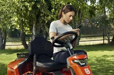 Садовый райдер Husqvarna® R 320 XAWD [500 см³ / 94 см / 125 кг] с травосборником