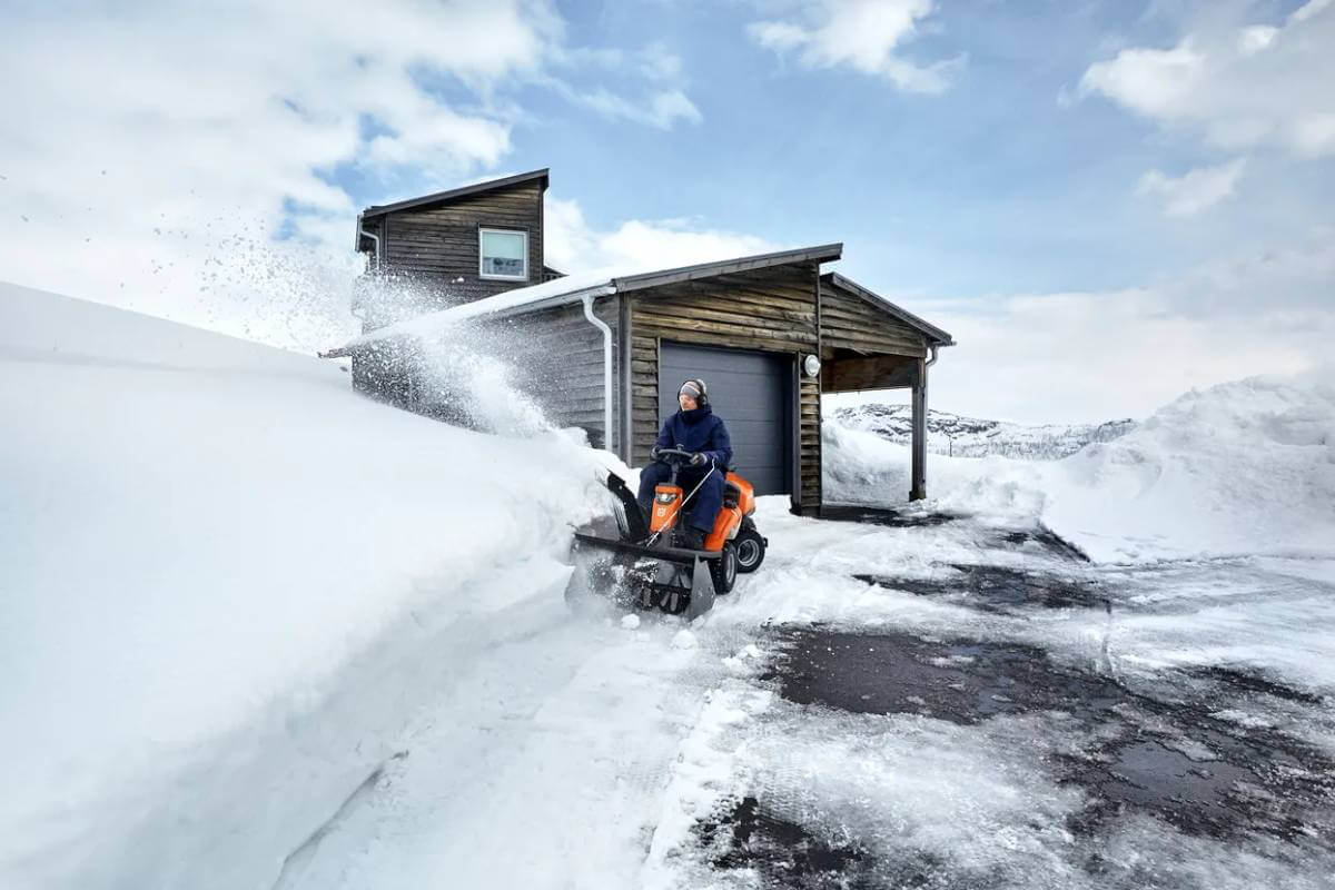 Садовый райдер Husqvarna® R 316TsX AWD [603 см³ / 94 см / 251 кг]